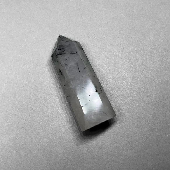 black tourmaline in quartz point/ブラックトルマリンインクォーツポイント : グレーA 2枚目の画像
