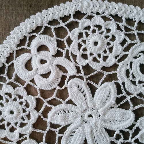 アイリッシュクロッシェレース編みの円形ドイリー irish crochet