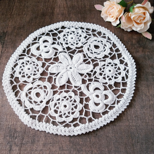 イギリスヴィンテージ　色糸手刺繍　編みレース繋ぎ　円形クロス イギリス ヴィンテージ ラウンドクロッシェレース ドイリー レース編み