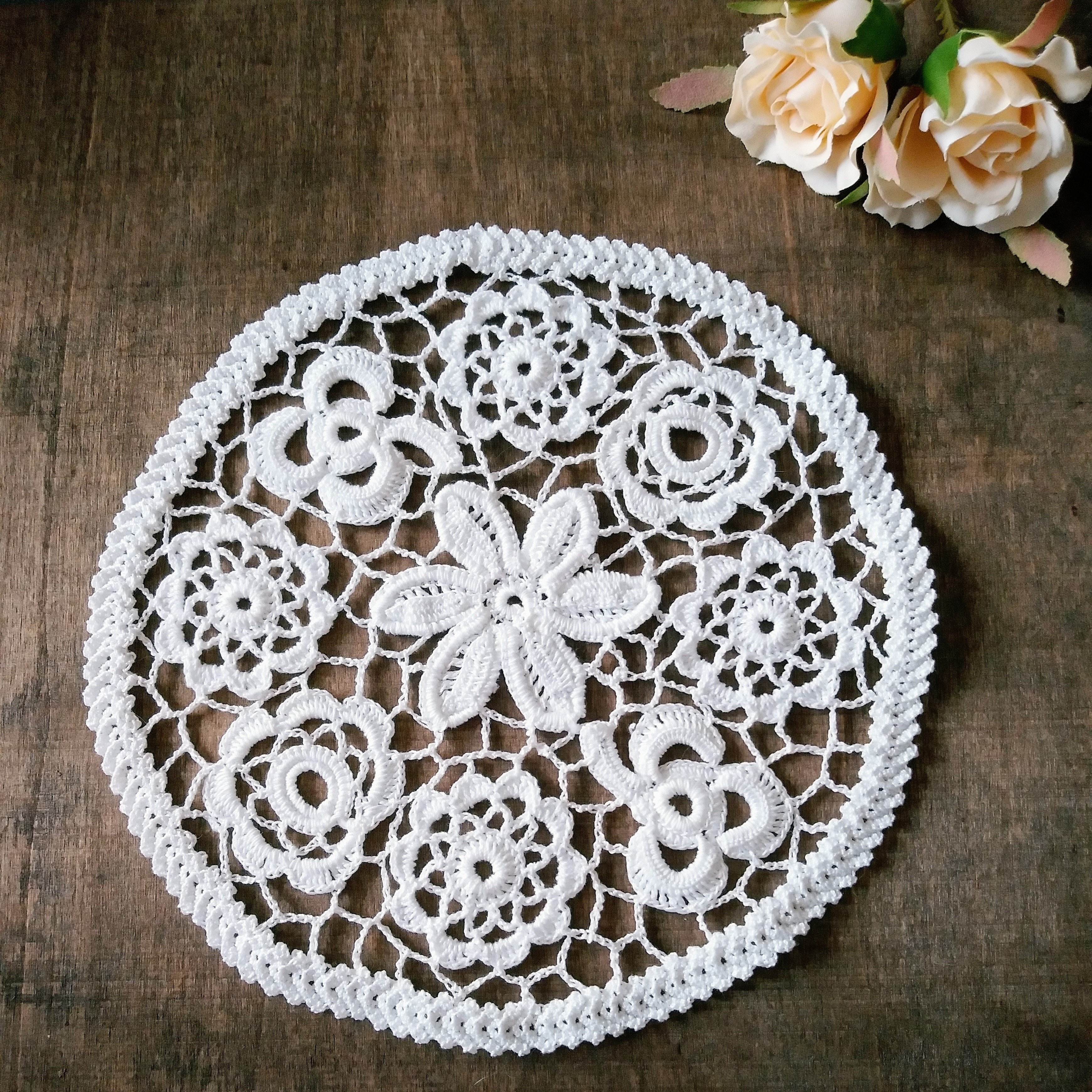 アイリッシュクロッシェレース編みの円形ドイリー　irish crochet doily