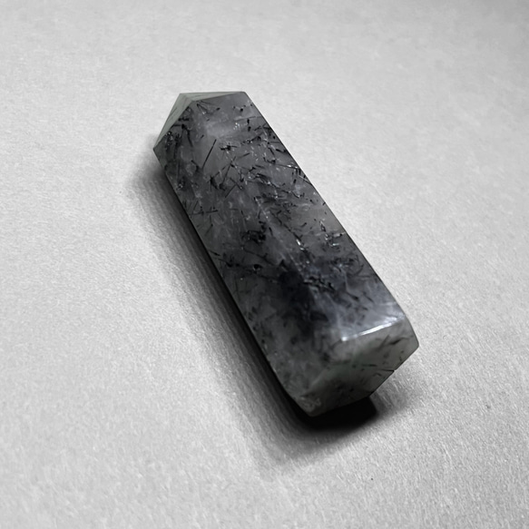 black tourmaline in quartz point/ブラックトルマリンインクォーツポイント : グレーB 3枚目の画像