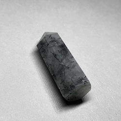 black tourmaline in quartz point/ブラックトルマリンインクォーツポイント : グレーC 3枚目の画像