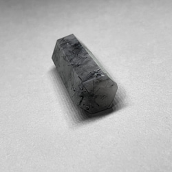 black tourmaline in quartz point/ブラックトルマリンインクォーツポイント : グレーC 4枚目の画像