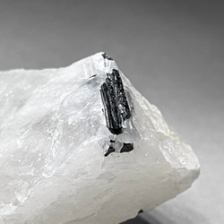 black tourmaline in quartz / ブラックトルマリンインクォーツ原石D 2枚目の画像