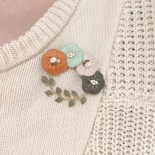 刺繍糸ブローチ】ぷっくり小花のリースブローチ・甘さ控えめ