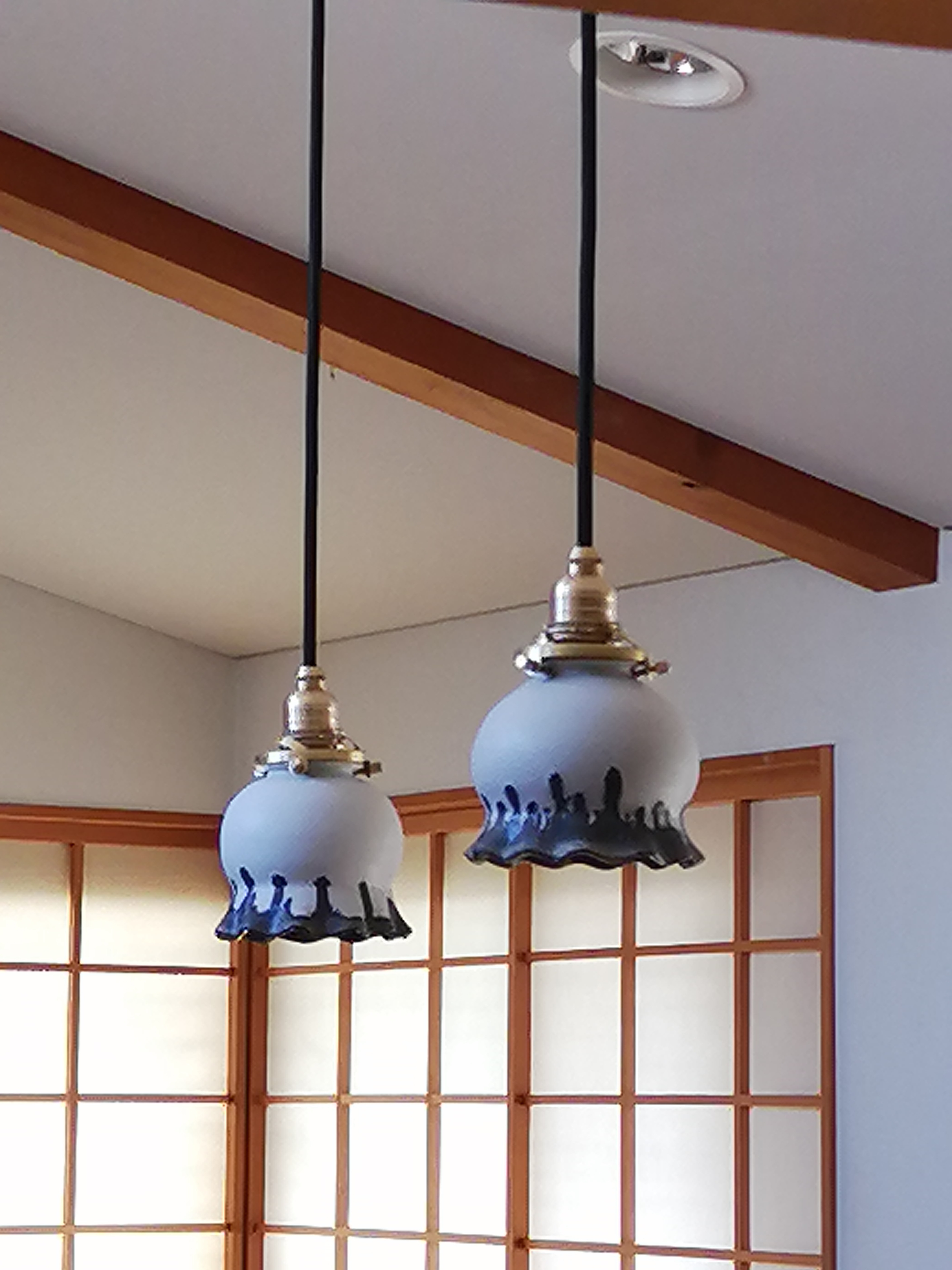 陶制ペンダントランプシェード　輪花黒彩