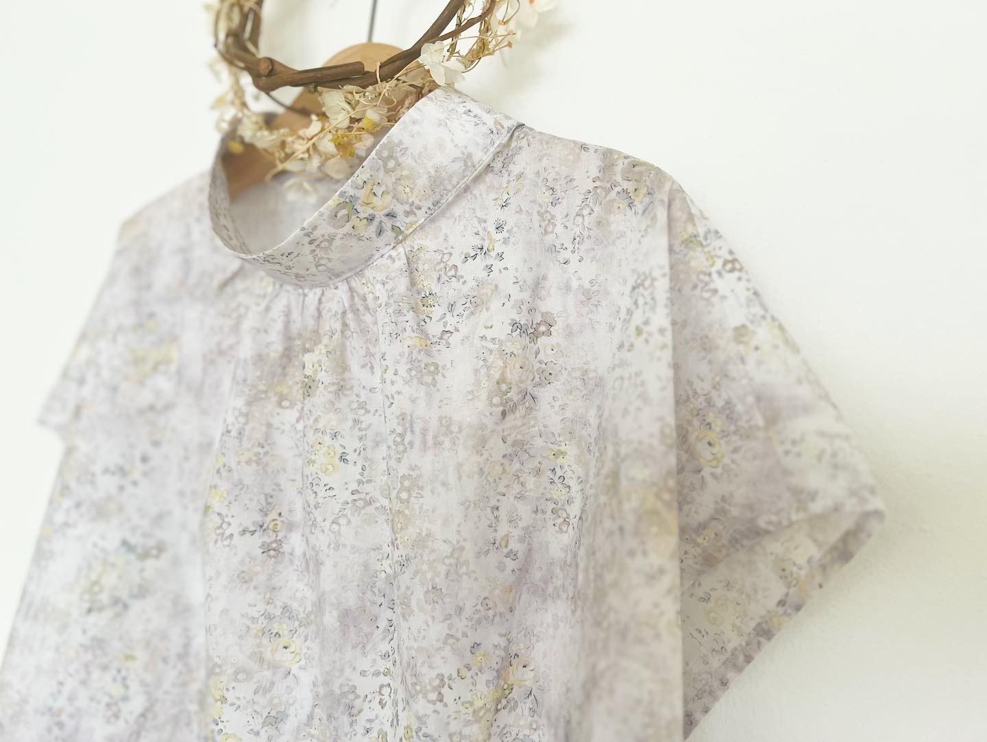 2023年新作♡ Liberty：Umbria スタンドカラーフレンチスリーブブラウス（レモンヘイズ）