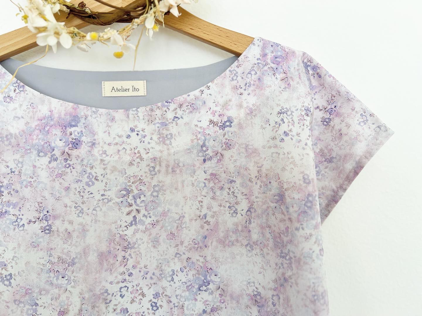 2023年新作●Liberty : Umbria（アンブリア） フレンチスリーブブラウス(ミスティパープル）