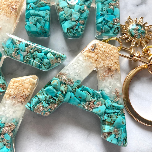 Sea gem☆レジンイニシャルキーホルダー キーホルダー yu- 通販
