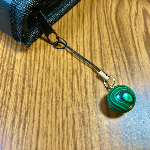 約16mm玉の大玉マラカイトの天然石、1粒ストラップ！ 携帯ストラップ