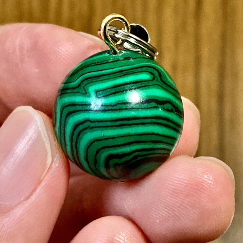 約16mm玉の大玉マラカイトの天然石、1粒ストラップ！ 携帯ストラップ