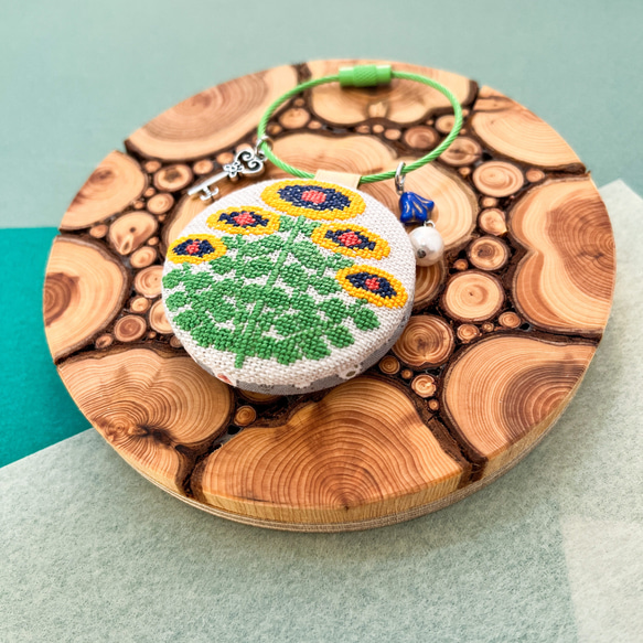 圓形花卉圖案北歐刺繡胡桃木連結包包吊飾馬卡龍鑰匙圈鑰匙圈 第6張的照片