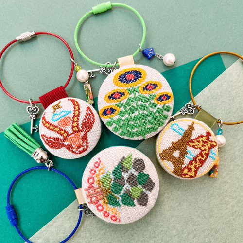 丸いお花柄 北欧刺繍くるみボタンバッグチャーム マカロンキーホルダー