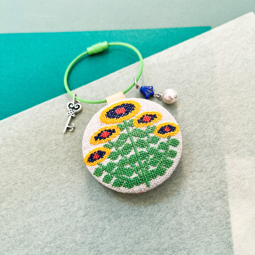 丸いお花柄 北欧刺繍くるみボタンバッグチャーム マカロンキーホルダー