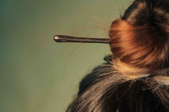 シンプルな手作りの木製丸かんざし・オリジナルデザインのモダンミニマリストの木製かんざし・ニッチなレトロな古風な新中国風日常巻き髪 8枚目の画像