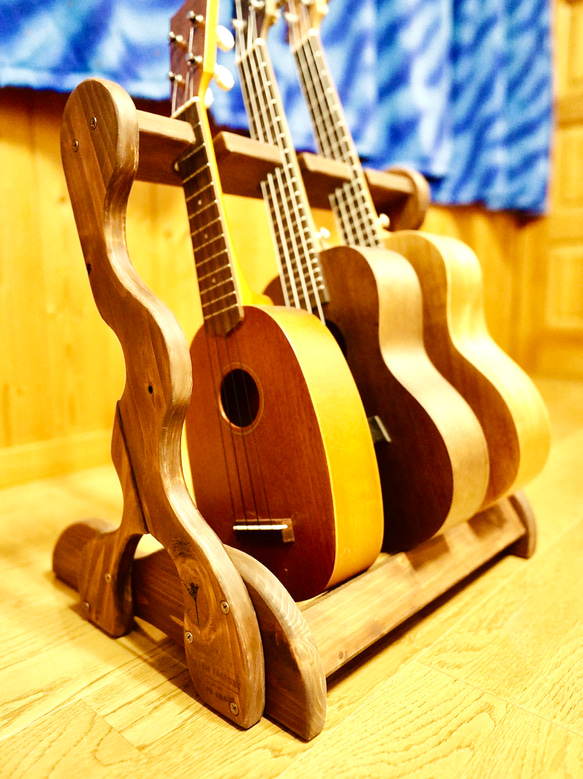 【限定１台】手作り木工　木製ウクレレスタンド（オイルステイン仕上げ） ３本掛け 1枚目の画像