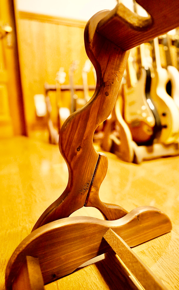 【限定１台】手作り木工　木製ウクレレスタンド（オイルステイン仕上げ） ３本掛け 10枚目の画像