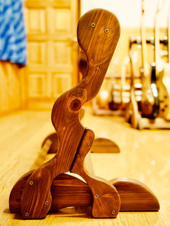 【限定１台】手作り木工　木製ウクレレスタンド（オイルステイン仕上げ） ３本掛け 9枚目の画像