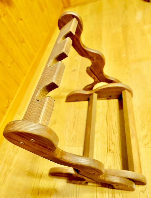 【限定１台】手作り木工　木製ウクレレスタンド（オイルステイン仕上げ） ３本掛け 11枚目の画像