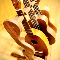 【限定１台】手作り木工　木製ウクレレスタンド（オイルステイン仕上げ） ３本掛け 2枚目の画像