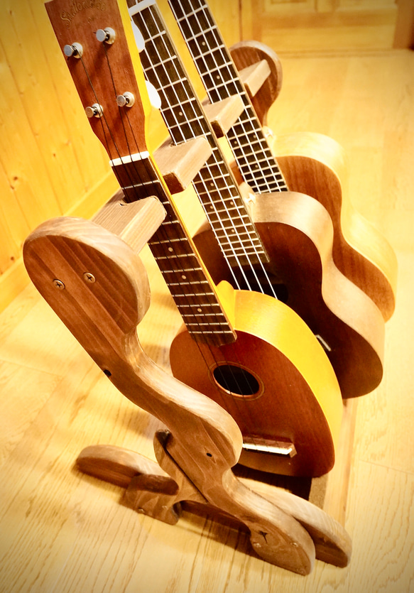 【限定１台】手作り木工　木製ウクレレスタンド（オイルステイン仕上げ） ３本掛け 2枚目の画像
