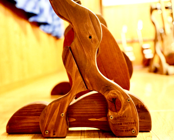 【限定１台】手作り木工　木製ウクレレスタンド（オイルステイン仕上げ） ３本掛け 5枚目の画像