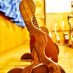 【限定１台】手作り木工　木製ウクレレスタンド（オイルステイン仕上げ） ３本掛け 4枚目の画像