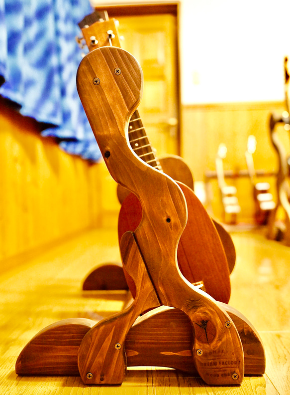【限定１台】手作り木工　木製ウクレレスタンド（オイルステイン仕上げ） ３本掛け 4枚目の画像