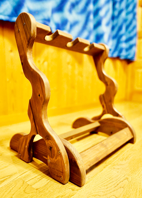 【限定１台】手作り木工　木製ウクレレスタンド（オイルステイン仕上げ） ３本掛け 12枚目の画像