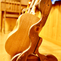 【限定１台】手作り木工　木製ウクレレスタンド（オイルステイン仕上げ） ３本掛け 6枚目の画像