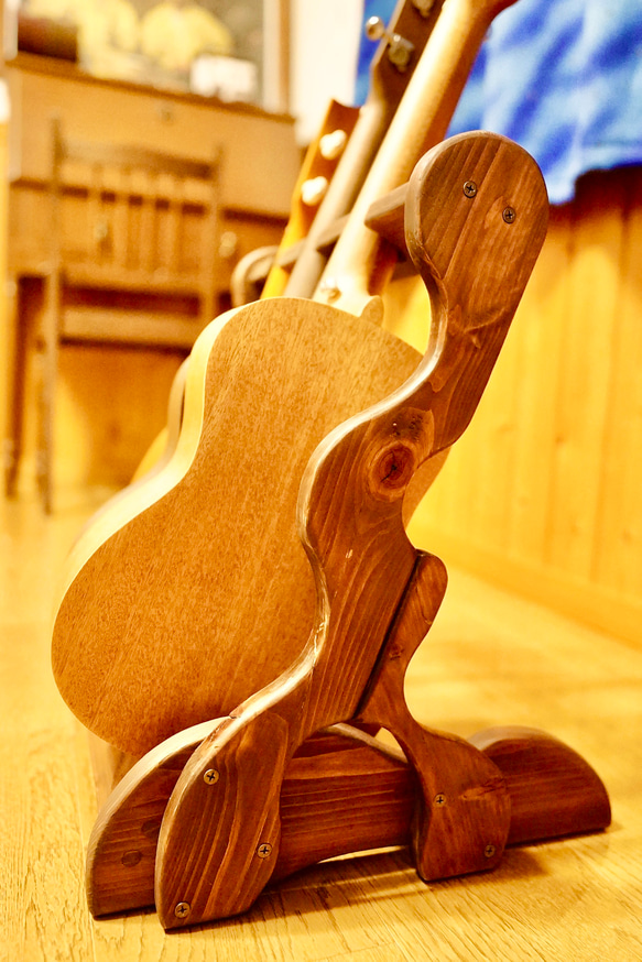 【限定１台】手作り木工　木製ウクレレスタンド（オイルステイン仕上げ） ３本掛け 6枚目の画像
