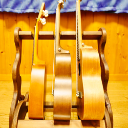 【限定１台】手作り木工　木製ウクレレスタンド（オイルステイン仕上げ） ３本掛け 3枚目の画像