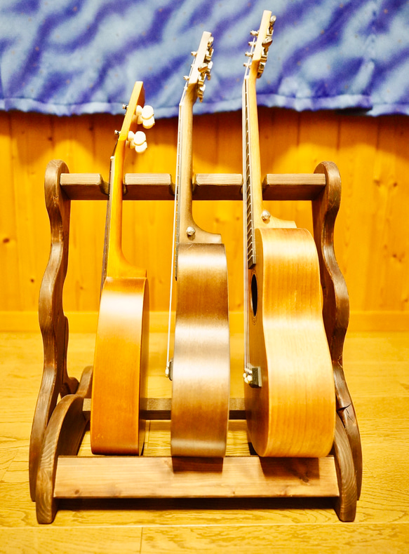 【限定１台】手作り木工　木製ウクレレスタンド（オイルステイン仕上げ） ３本掛け 3枚目の画像