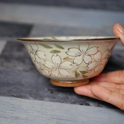 ご飯茶碗　桜　白・金彩（A) 　陶器　京焼・清水焼 3枚目の画像