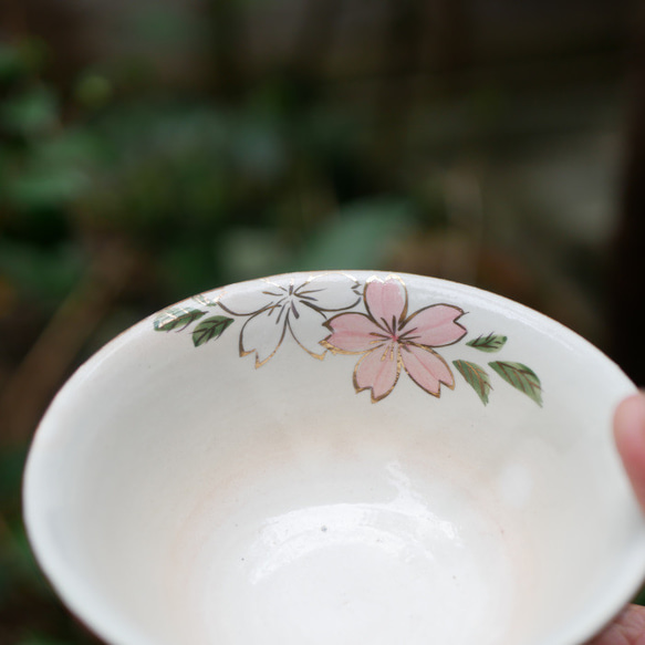 ご飯茶碗　桜　白とピンク・金彩　陶器　京焼・清水焼 2枚目の画像