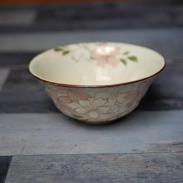 ご飯茶碗　桜　白とピンク・金彩　陶器　京焼・清水焼 6枚目の画像