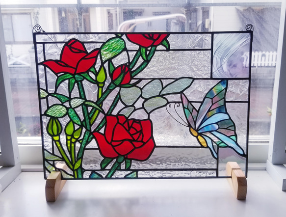 久美ちゃん様オーダー品専用　ステンドグラス　赤い薔薇と蝶のパネル 5枚目の画像