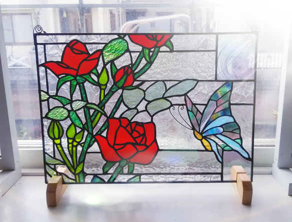 久美ちゃん様オーダー品専用　ステンドグラス　赤い薔薇と蝶のパネル 2枚目の画像