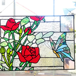 久美ちゃん様オーダー品専用　ステンドグラス　赤い薔薇と蝶のパネル 4枚目の画像