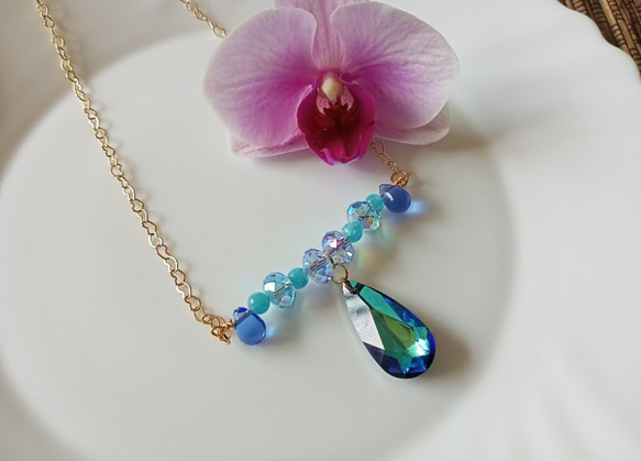 湛藍色的施華洛世奇水晶元素項鍊，14kgf愛心形鍊條 第2張的照片