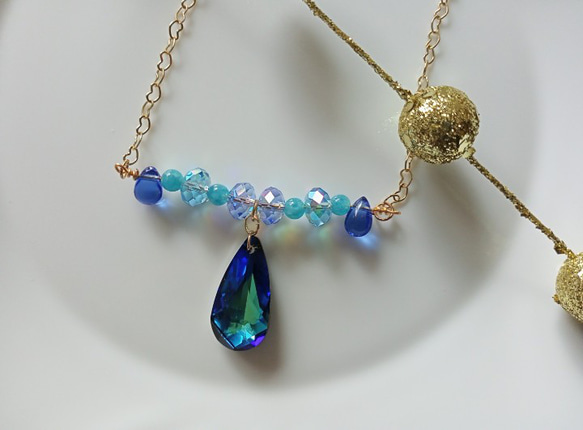 湛藍色的施華洛世奇水晶元素項鍊，14kgf愛心形鍊條 第1張的照片