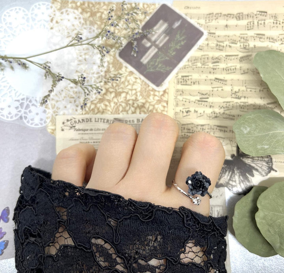 【紙ミニ黒薔薇】本ロジウム　フォークリング　チェコガラスストーン付き　紙　花　指輪　ブラック 1枚目の画像