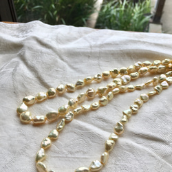 完売御礼　#400 keshi 湖水真珠　【半連19㌢】メタリック金色ケシ　7ミリ　本真珠　高品質淡水真珠 3枚目の画像