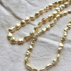 完売御礼　#400 keshi 湖水真珠　【半連19㌢】メタリック金色ケシ　7ミリ　本真珠　高品質淡水真珠 1枚目の画像