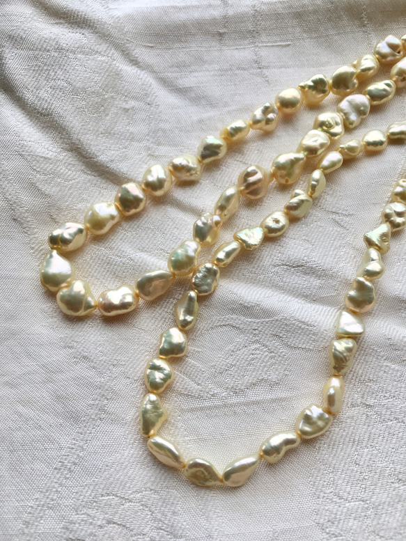 完売御礼　#400 keshi 湖水真珠　【半連19㌢】メタリック金色ケシ　7ミリ　本真珠　高品質淡水真珠 1枚目の画像