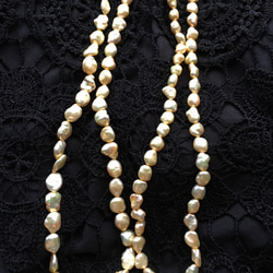 完売御礼　#400 keshi 湖水真珠　【半連19㌢】メタリック金色ケシ　7ミリ　本真珠　高品質淡水真珠 6枚目の画像