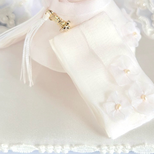 536.7 小さなお着物 《白無垢,白羽織袴》白花玉飾りに花綿帽子