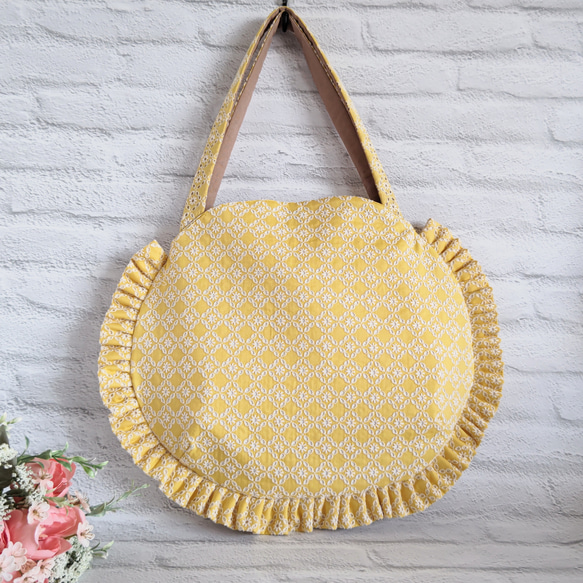タックフリルのcandyバッグ 春色イエロー花柄刺繍生地の楕円形クラシカルトートバッグ トートバッグ u.fufu 通販｜Creema(クリーマ)