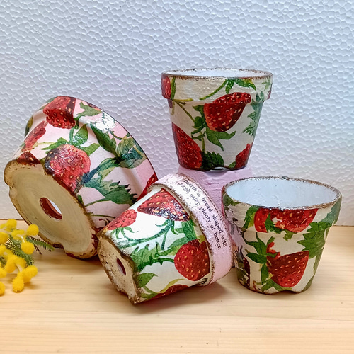 お値下げ　デコパージュ　リメイク鉢　2個セット ねこと苺 お値下げ デコパージュ リメイク鉢 2個セット ねこと苺