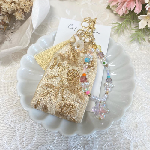 インド刺繍リボンとビーズのキーホルダー/バッグチャーム ホワイト
